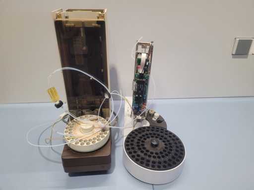 VARIAN / BRUKER - CP-8400 and an older model - 2 chromatograph autosamplers for parts