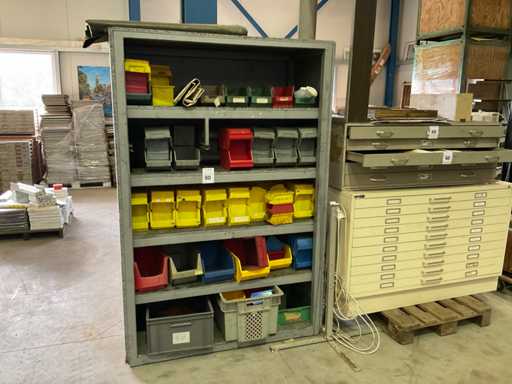 Lot de bacs empilables en plastique avec armoire