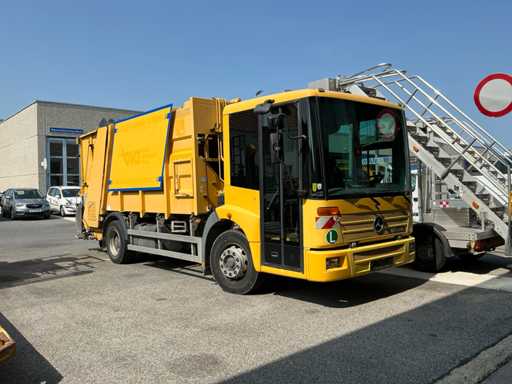 2004 Mercedes-Benz 1828L Truck with Garbage Compactor