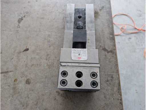 OML-Maschine – Klemmschraubstock