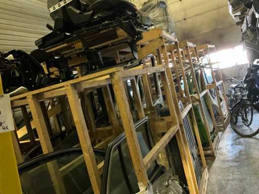 Batch of Mercedes-Benz parts