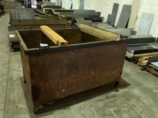 Plaatstalen container met restmetalen