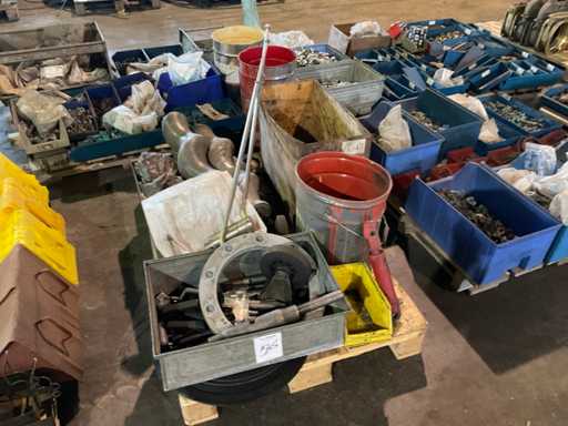 Charge von Landmaschinenteilen