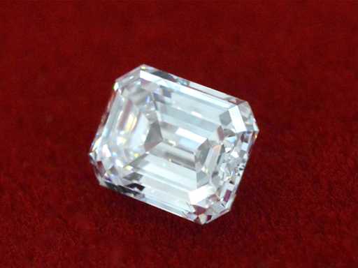 Diamond - approx. 3.00 carat Emerald cut diamond (certified)