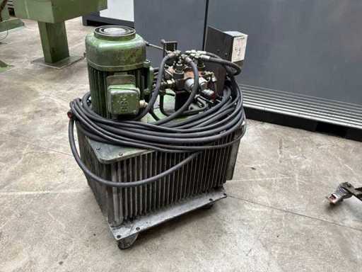 Hydraulikeinheit mit Pumpe und Ventilblock