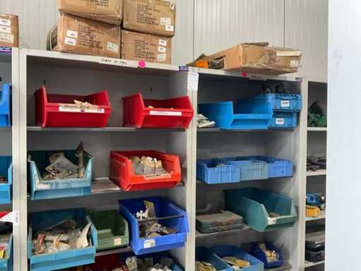 Metalen kasten met inhoud (2x)