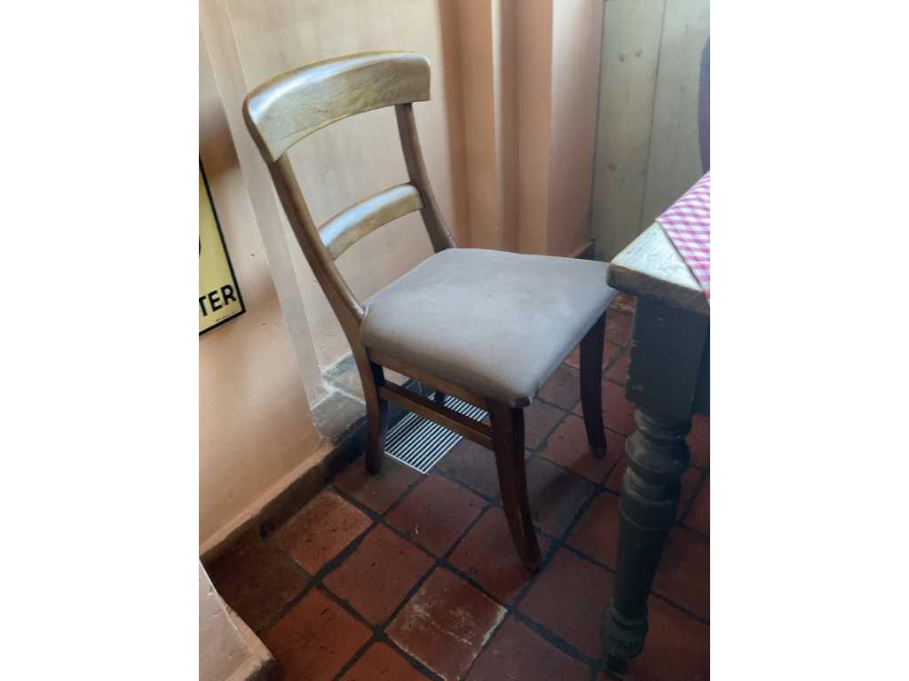 vintage tafel met stoelen