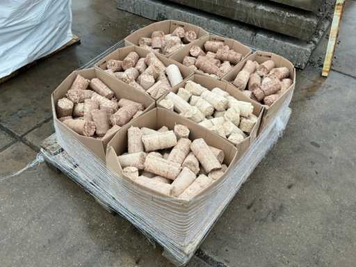 Palet cu cutii de brichete