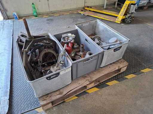 Pallet met verschillende kleppen, trekker, kettingtakel en accessoires