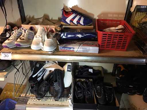 Partij diverse sportschoenen