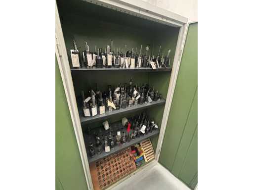 ARMOIRE À OUTILS COMPRENANT 150 PORTE-OUTILS HSK63 & 143 POILLES  