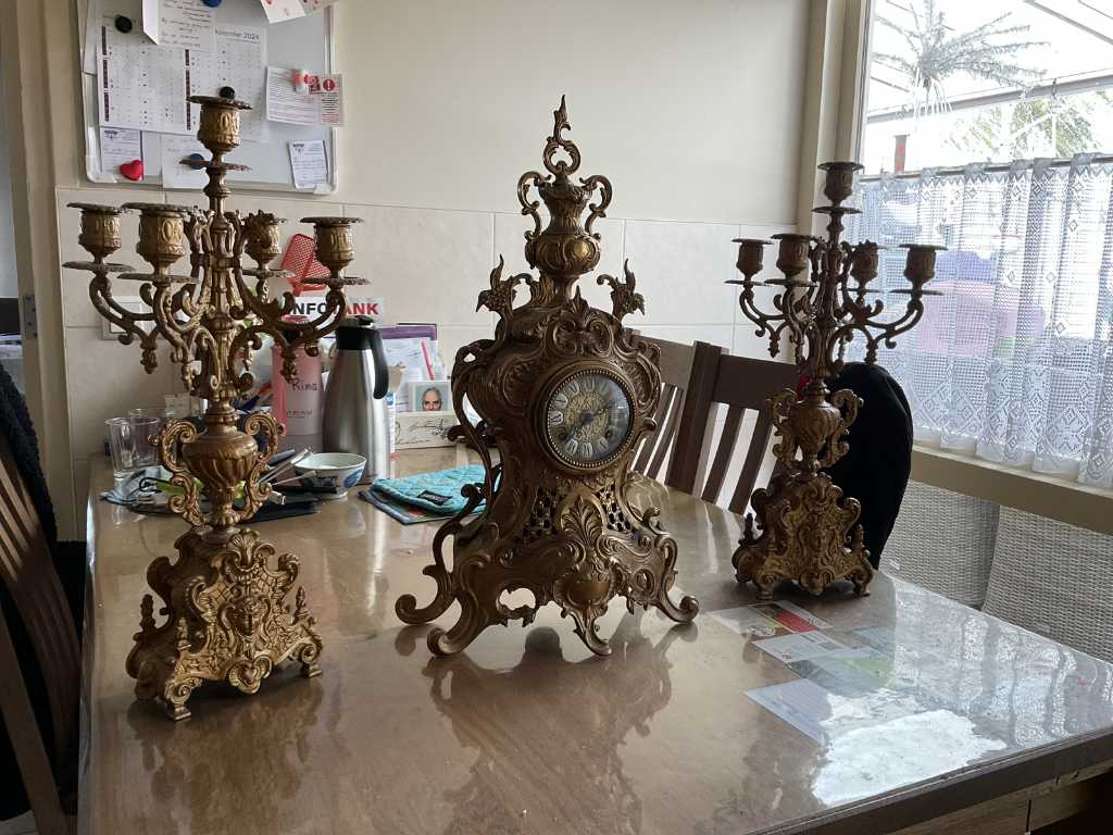 Horloge avec chandeliers