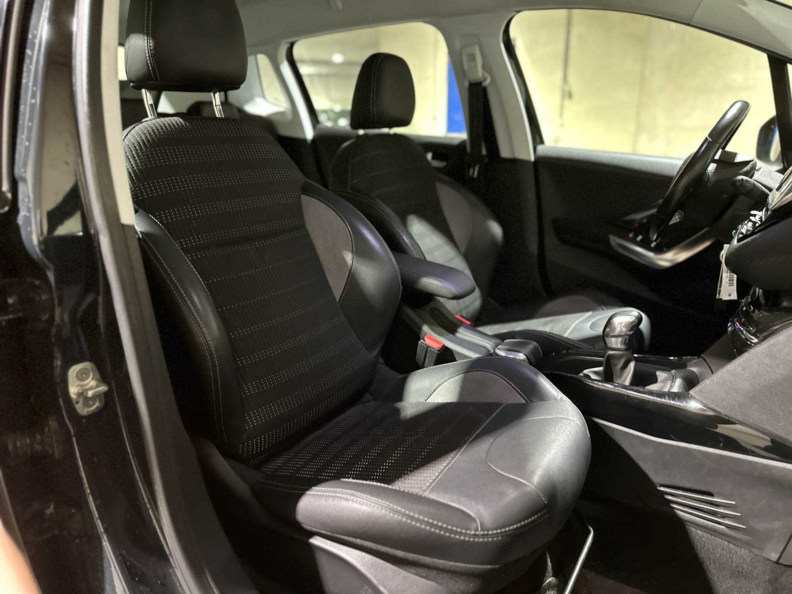 Peugeot 2008 1.2 PureTech Allure 110pk 2018 (Origineel-NL), RL-527-Z