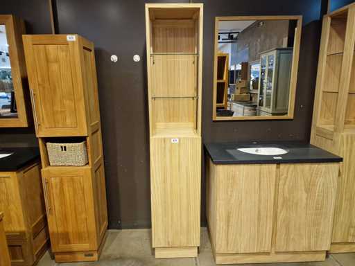 Armoire à colonnes hautes en teck à Dubaï avec porte battante sans poignée ouverte à gauche