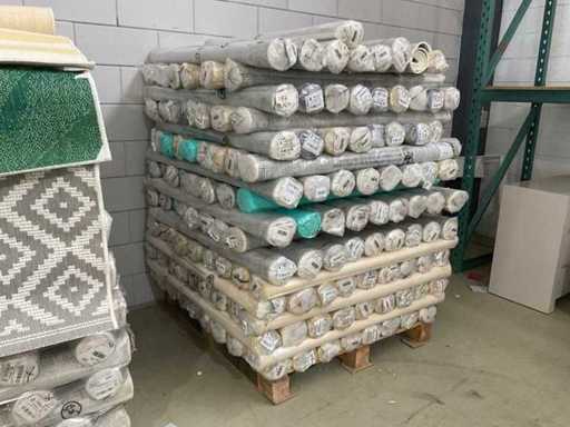 Mulțime de covoare "assortate" - 154 de piese - atât la interior, cât și la exterior