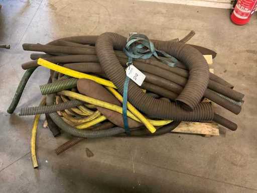 Partia różnych elastycznych rur i węży wodnych