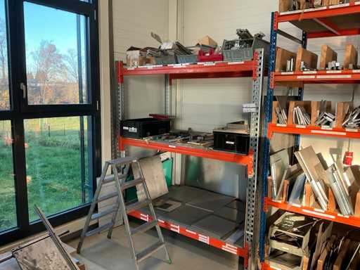 Lagerregal ohne Inhalt