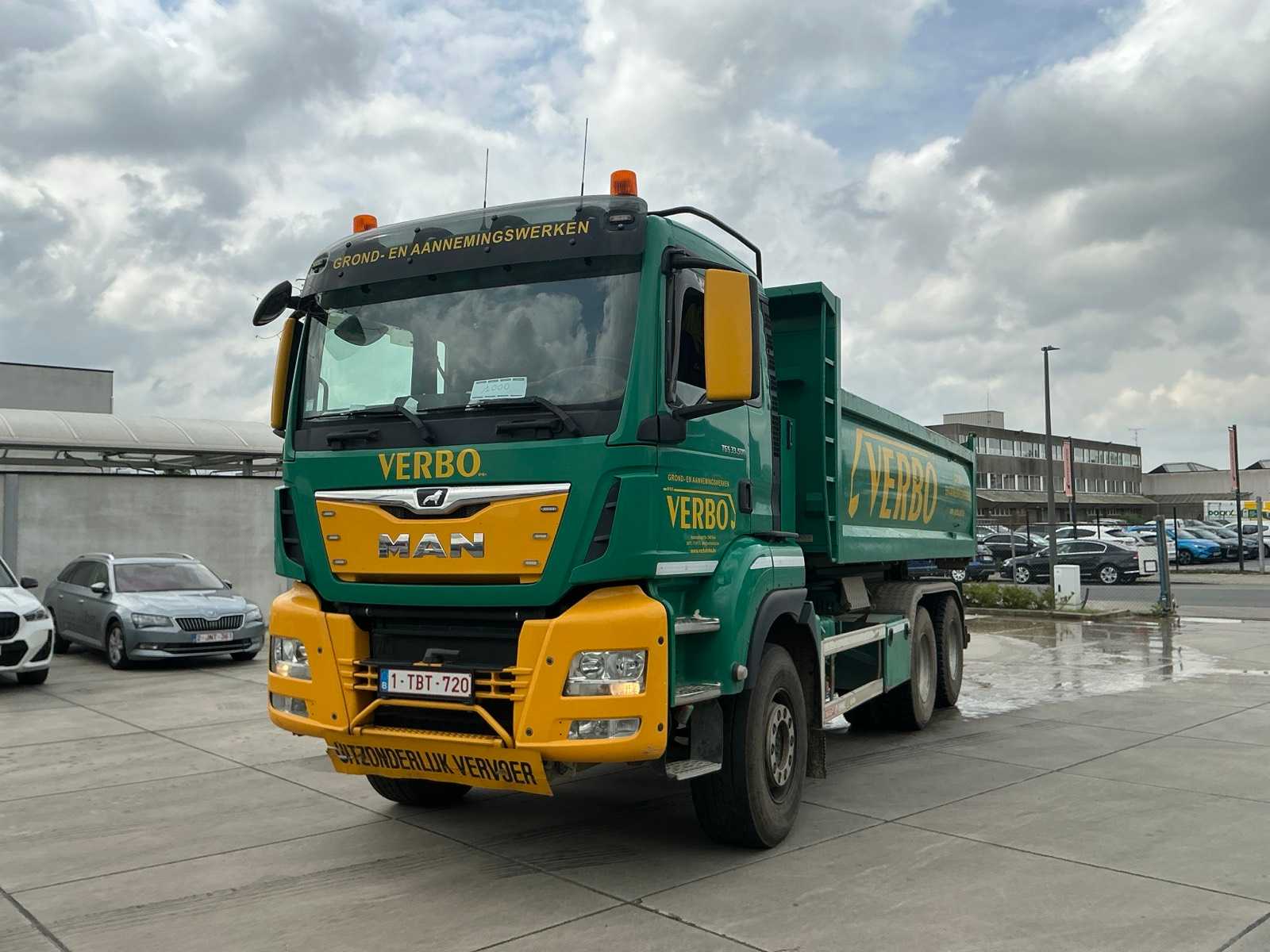 MAN TGS 33.500 Truck with container chassis