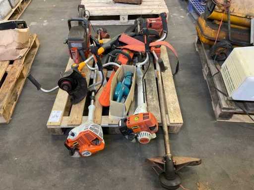 Partij divers bos- en tuingereedschap