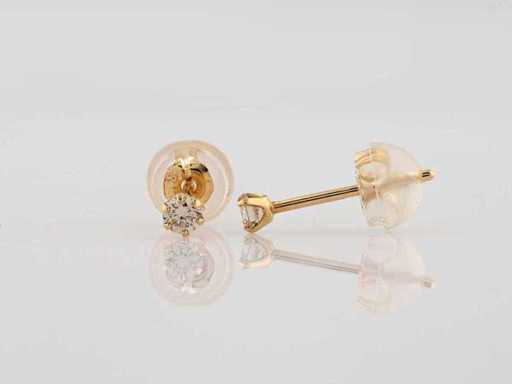 18 KT Yellow Gold Earring With Natural Diamond