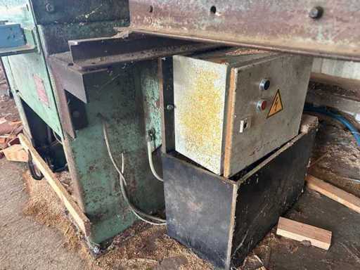 Band sawing machine