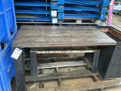 Table de jardin avec banc et jardinière