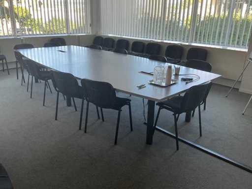Vergadertafel met stoelen