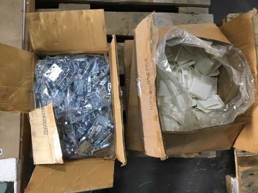 Metal hinge with caps