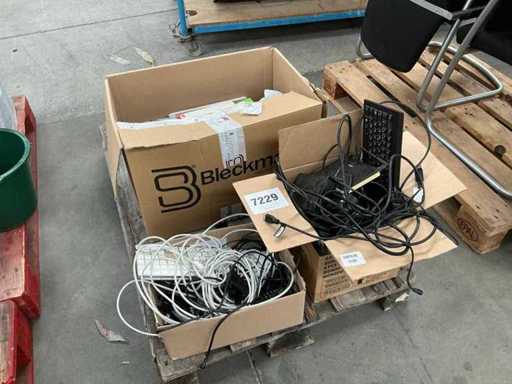 Divers câbles et accessoires informatiques