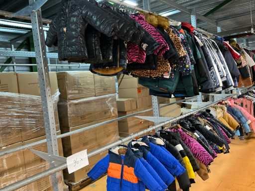 Partij diverse kinderjassen o.a Cars/IcePeak/etc (96x)