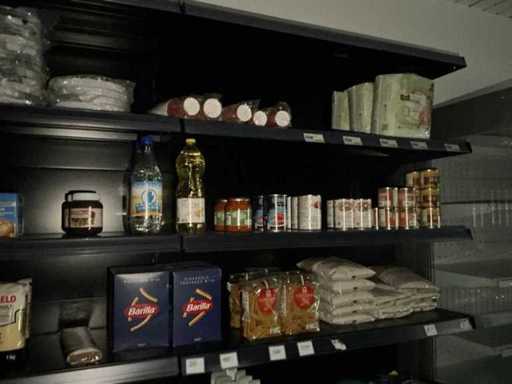 Petit lot de croquettes et produits de beauté