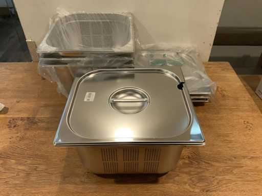 Perforowany pojemnik gastronomiczny z pokryw? GN 1/2 (4x)