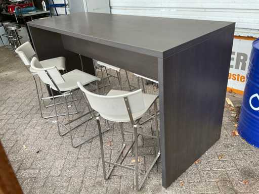 Tavolo da bar con sgabelli