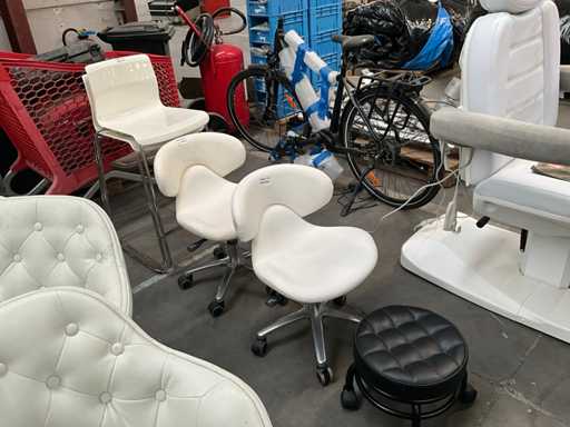 Various stools (4x) + pouf