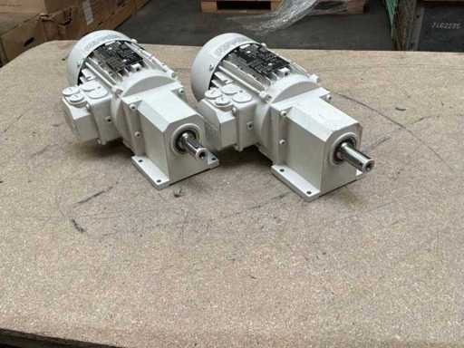 Lenze MDEMAXX071-42C0C Geared Motor (2x)