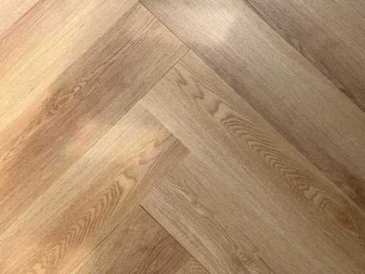 Es handelt sich um nordisches 290 m² Platten-PVC-Boden-Fischgrät