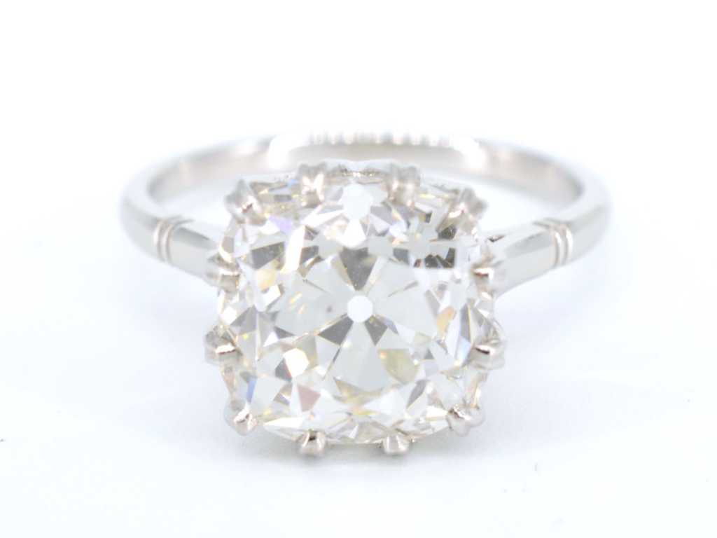 Platinum solitaire ring with 5.86 carat diamond with HRD certificate