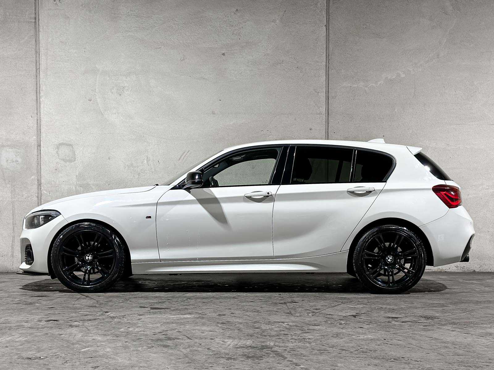 BMW 118i Edition M Sport Shadow High Executive 1-serie 134pk 2019, P-613-RT 