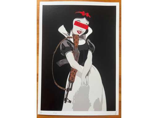 DEATH NYC : Schneewittchen with Vuitton AK-47