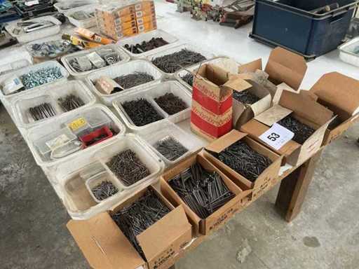 Charge von Nägeln und Bolzen