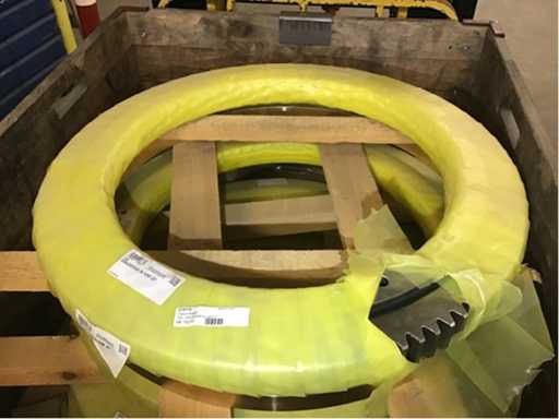 Four-point bearing with gear wheel