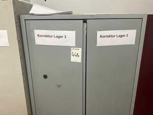 Schrank mit Inhalt