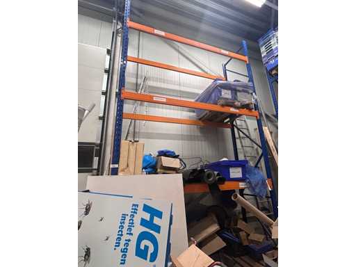 Étagère à palettes avec contenu