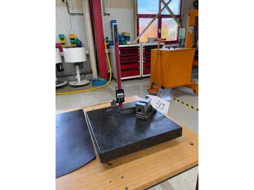   Granitmessplatte mit Inhalt