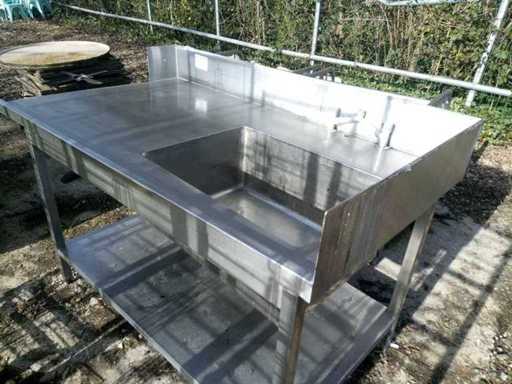 Edelstahl-Spülbecken auf Beinen