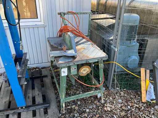 Ferăstrău circular de pe șantier de construcții