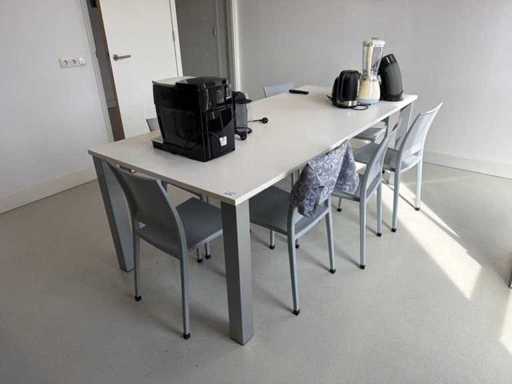 Table de cantine avec chaises