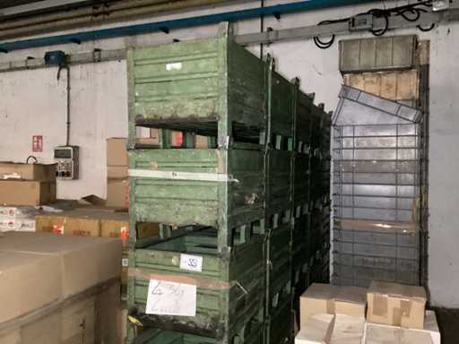 Stackable iron crates (70x)