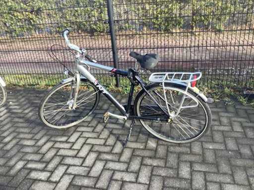 Bicicletă uriașă de oraș în centrul orașului