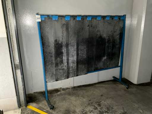 Partition wall with rubber mats